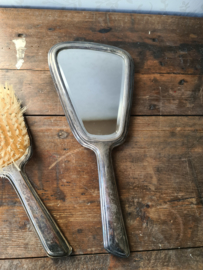 Oude brocante verzilverde handspiegel met borstel