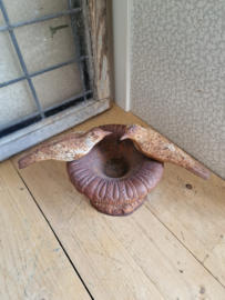Antiek gietijzeren vogelbadje vogeltjes
