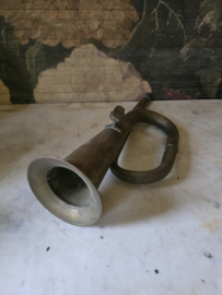 Oude koperen trompet nr6