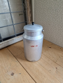 Oude aluminium melkbus