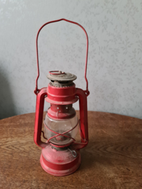 Oude rode stormlantaarn