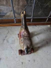 Oud houten paardje op wielen