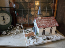Oud handgemaakt kerkje kerst