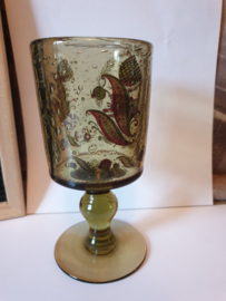 Oud glas op voet springend hert