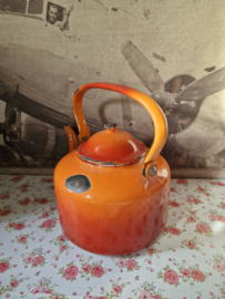 Oranje rood emaille waterketel