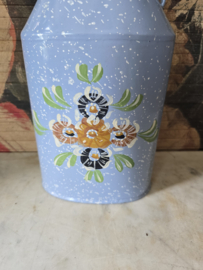 Oude geëmailleerde beschilderde veldfles