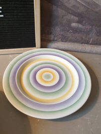 Pastel kleurige fruittest op pootjes met onderbord