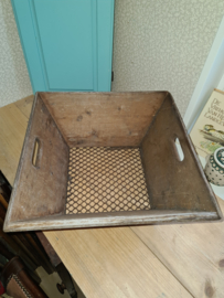 Oude doorleefde houten aardappel bak