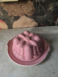 Roze puddingvorm met onderbord Sphinx maastricht