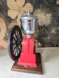 Rood gietijzeren koffiemolen