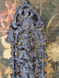 Frans gietijzeren ornament jongen met duif