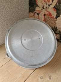Grote oude aluminium pan