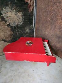 Oud rood houten kinderpiano