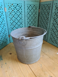 Oude zinken emmer