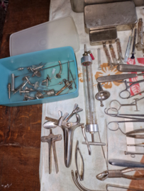 Lot oude medische instrumenten spulletjes