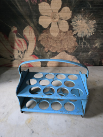 Oud blauw blikken eierrekje