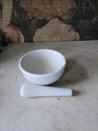 Wit porseleinen vijzel