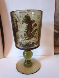 Oud glas op voet springend hert