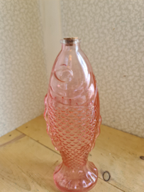 Vintage roze glazen fles karper vis