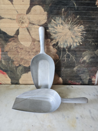 Oude aluminium grutters schep