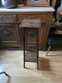 Oud houten plantentafeltje
