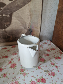 Oud wit emaille schenk kannetje