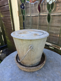 Oude zinken water emmer kip