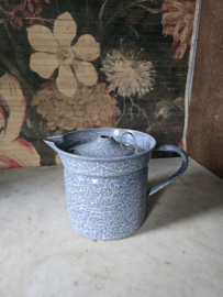 Grijs gewolkte emaille melkkoker