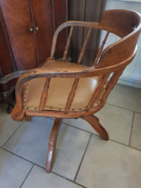 Antieke bureaustoel captain chair