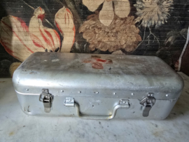 Oude aluminium EHBO trommel