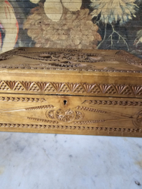 Oude bewerkte houten kist