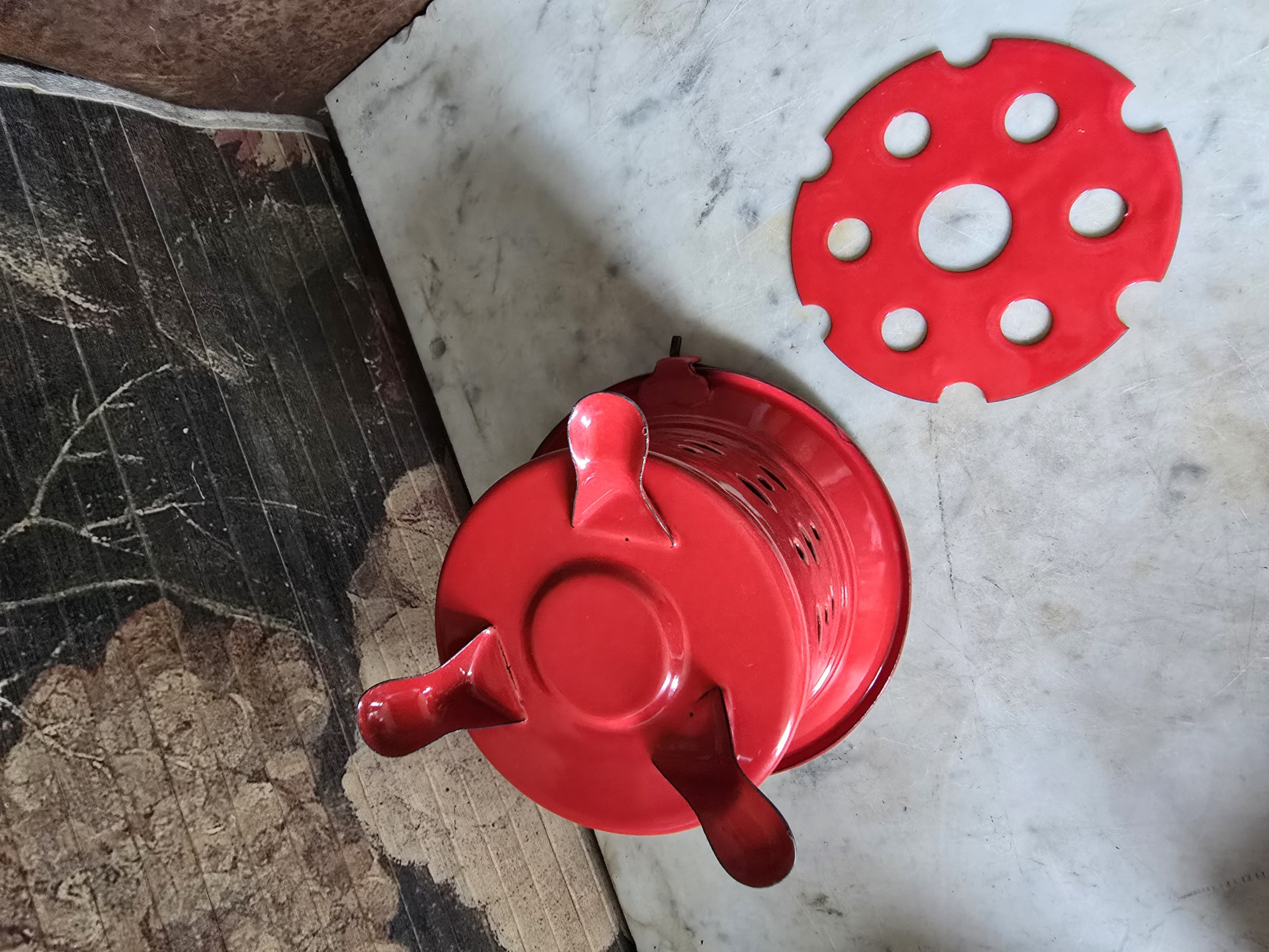 Rood emaille theelichtje