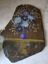 Schilderijtje op leisteen blauwe kan boeket bloemen