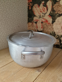 Grote oude aluminium pan