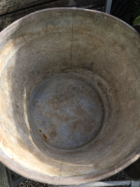 Oude zinken vuilnisemmer