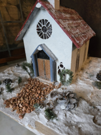 Oud handgemaakt kerkje kerst