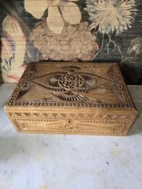 Oude bewerkte houten kist