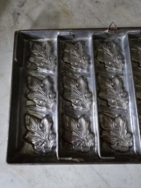 Oude chocolademal eikenblad