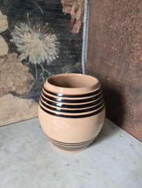 Grote oude bandenpot
