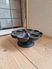 Antiek gietijzeren spijkerbak