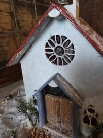 Oud handgemaakt kerkje kerst
