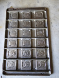 Oude metalen chocolademal televisie