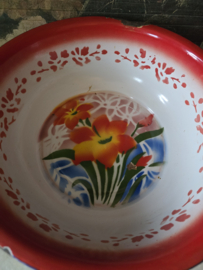 Diepe emaille schaal bloemen