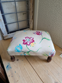 Brocante voetenbankje tulp
