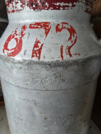 Oude aluminium melkbus