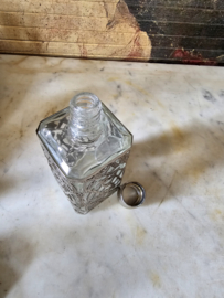 Oud glazen flesje in zilverkleurige houder