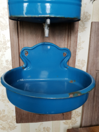 Prachtig blauw emaille waterreservoir doorleefd  houten paneel