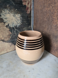 Grote oude bandenpot