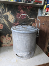 Oude zinken vuilnisemmer