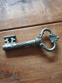 Oude metalen sleutel kurkentrekker